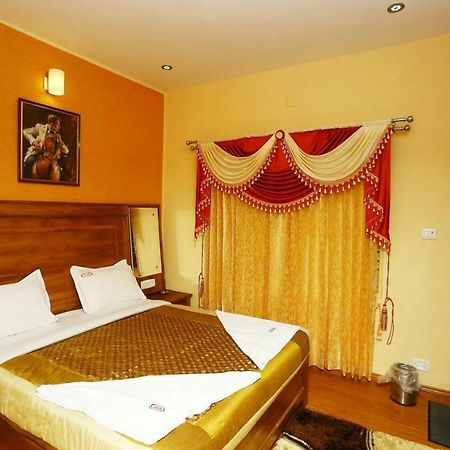 Mmr Holiday Inn Утакаманд Экстерьер фото